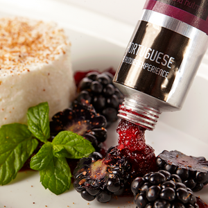 
                  
                    Queijo fresco com noz moscada, amorfas e hortelã, com cobertura de Compota de Amora, Avelã e Noz-Moscada meia.dúzia®. Experiência gastronómica portuguesa.
                  
                