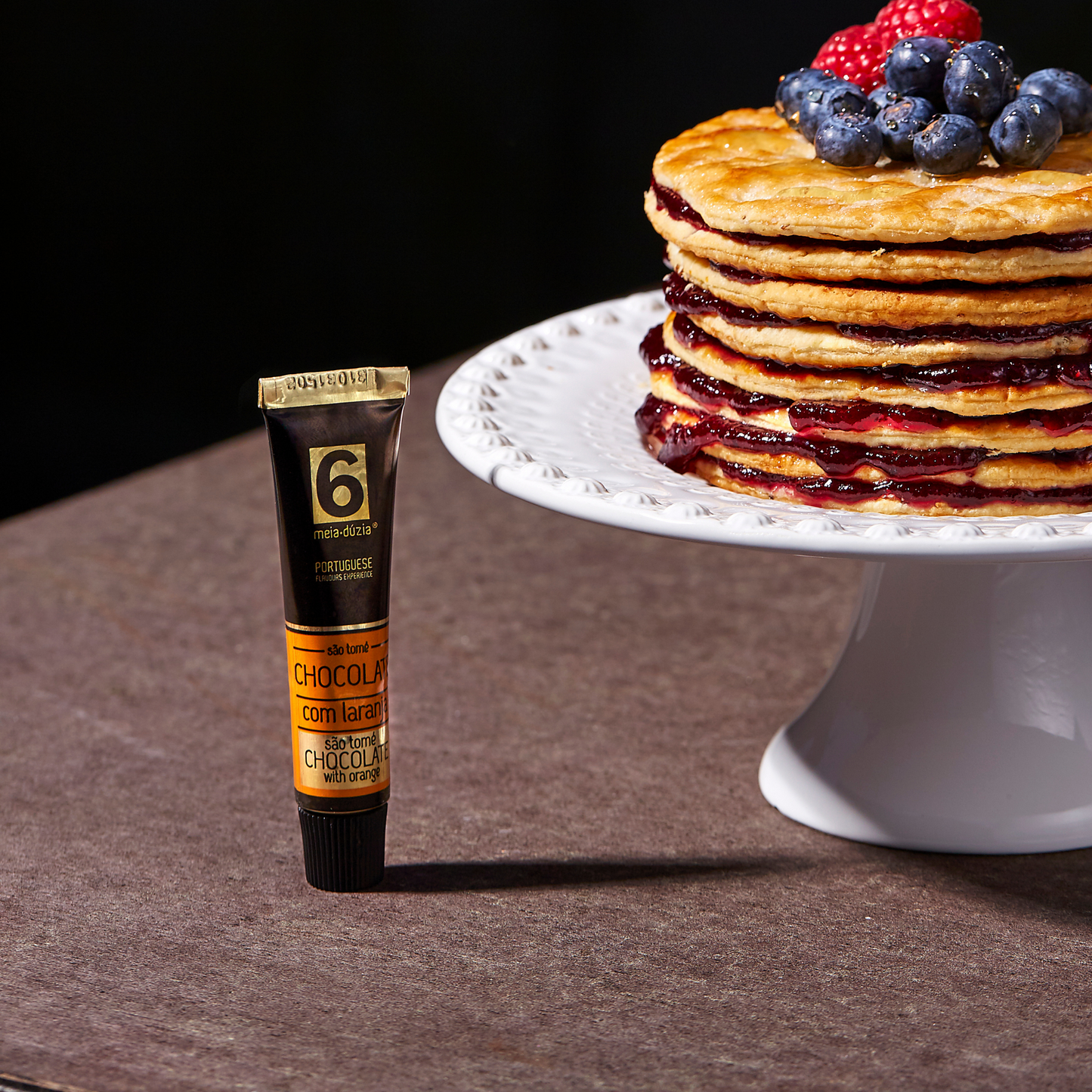 Panquecas recheadas com Creme de chocolate negro São Tomé com Laranja e topping de frutos . vermelhos.