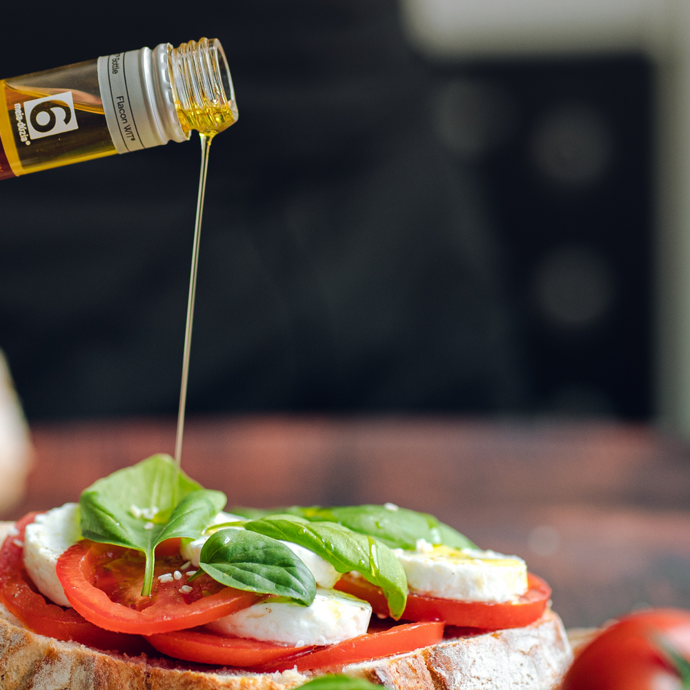 
                  
                    Degustação de azeite premium português da marca meia.dúzia® com pão, tomate, queijo mozzarella e manjericão.
                  
                