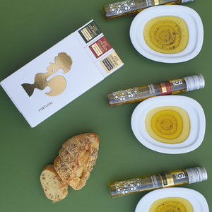 
                  
                    Degustação de azeite premium português da marca meia.dúzia® com pão.
                  
                