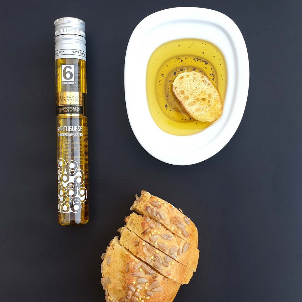 
                  
                    Degustação de azeite premium português da marca meia.dúzia® com pão.
                  
                