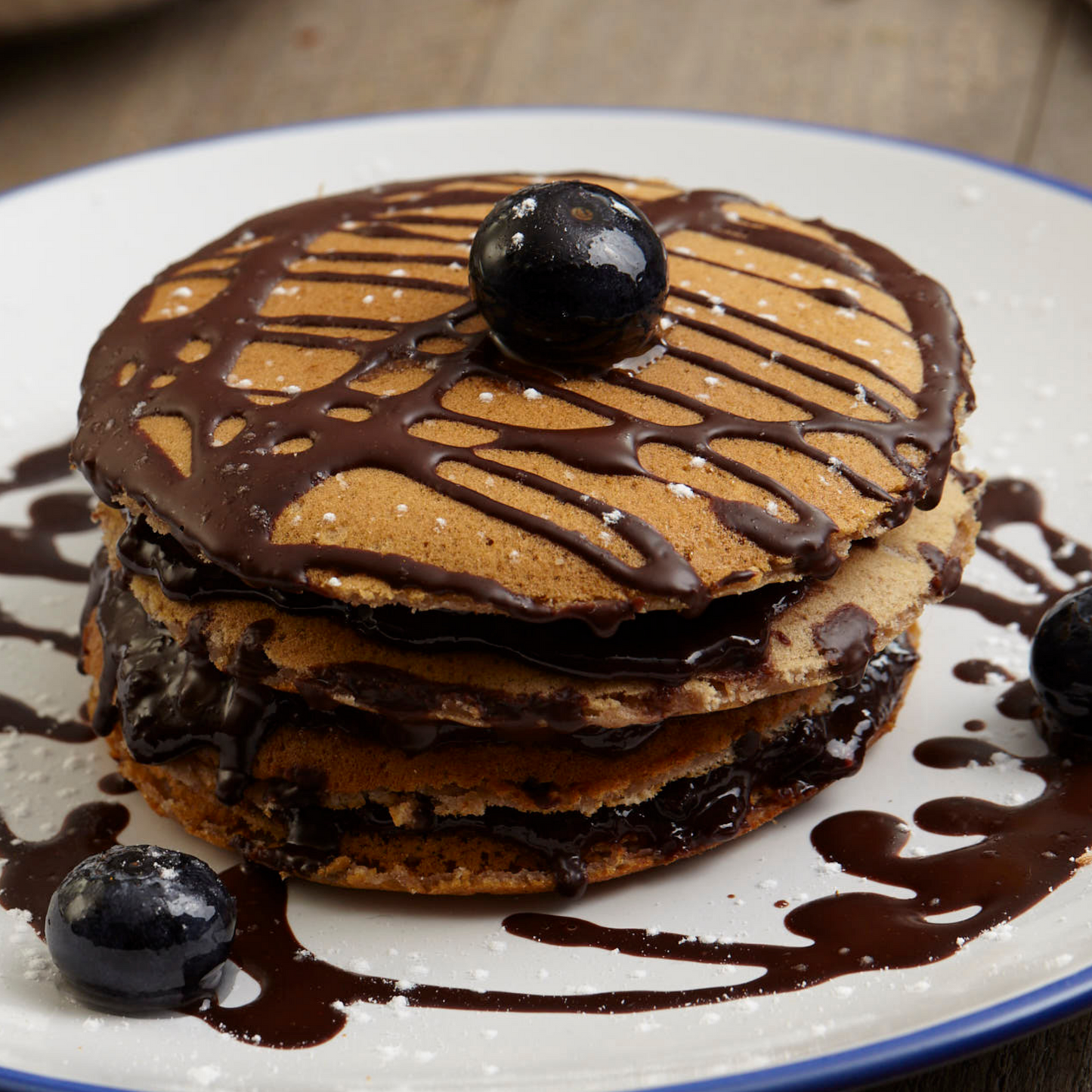Panquecas com mirtilos e topping de creme de chocolate negro com mirtilo meia.dúzia