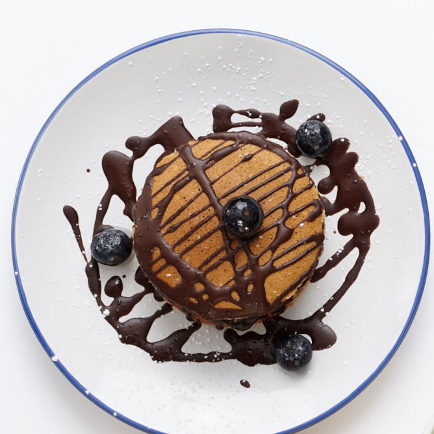 Panquecas com mirtilos e topping de creme de chocolate negro São Tomé com mirtilo e vinho do Porto meia.dúzia