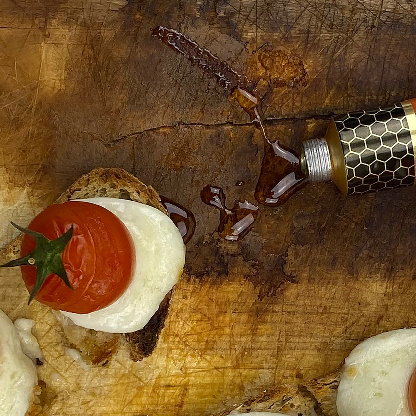 Mel Flor de Laranjeira com malagueta meia.dúzia® em tosta com queijo mozzarella e tomate cherry.