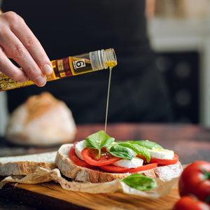 
                  
                    Tosta de tomate, queijo mozzarella, manjericão e um fio de Azeite Extra Virgem com Malagueta meia.dúzia®
                  
                